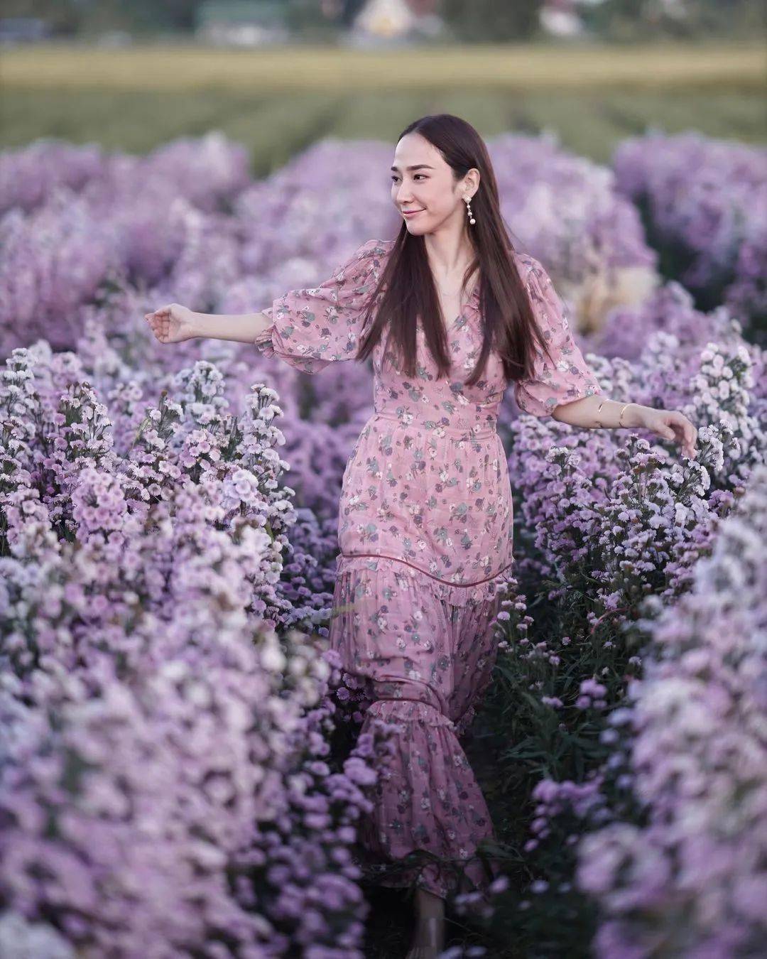 Aum|瞧！仙女出没啦~众女星在花田出没，宛如仙女下凡，漂亮石锤了！