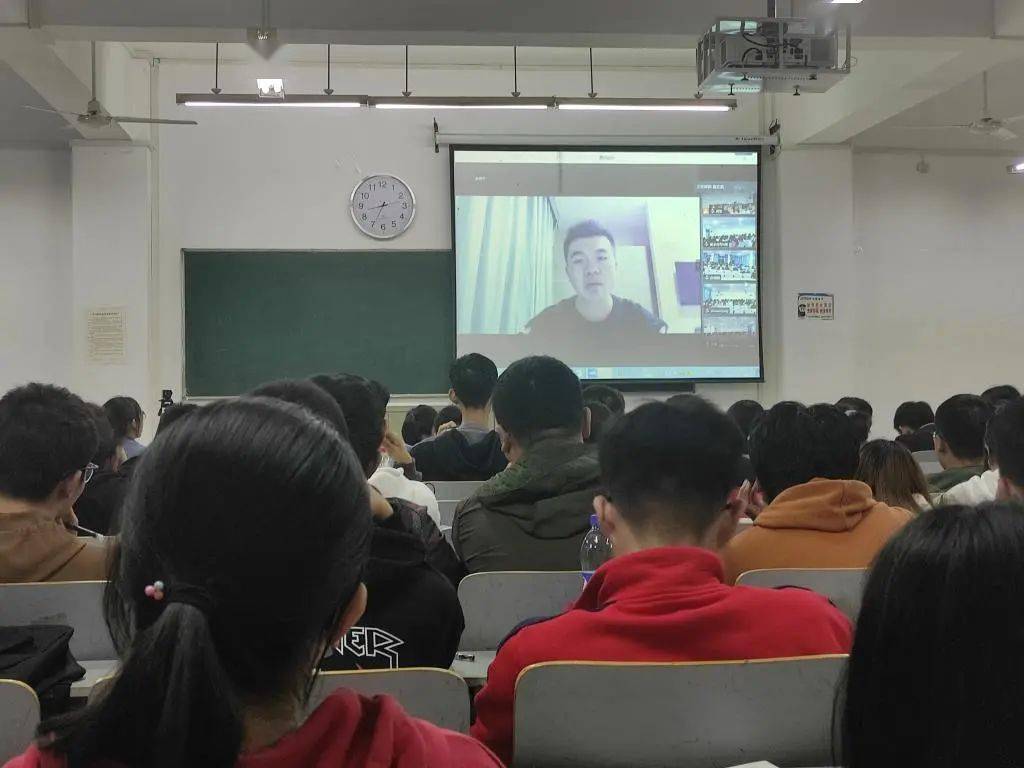 水环学院校友线上"走进"课堂,指导大一新生规划大学生涯
