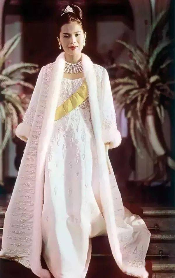 珠宝|18岁封后，50岁出轨？珠宝堆成山，还是留不住她的心……