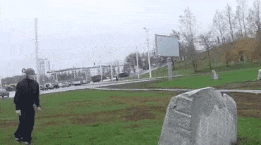 搞笑gif趣图: 现在的熊孩子,二话不说就直接开撞,太可怕了!