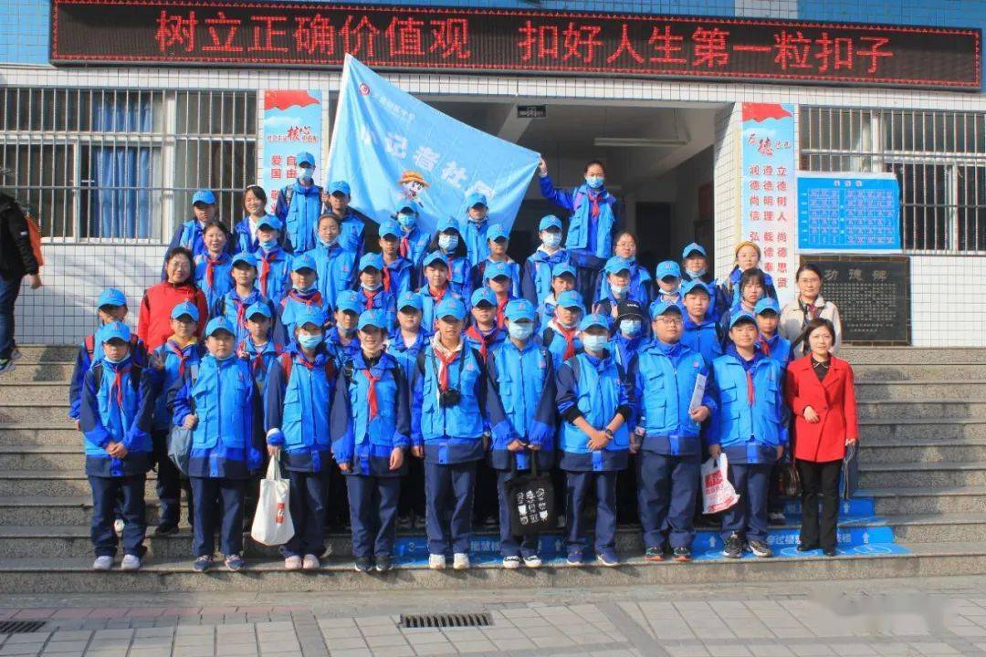 【社团风采】汉滨初中小记者社团走进安康市图书馆参观采访