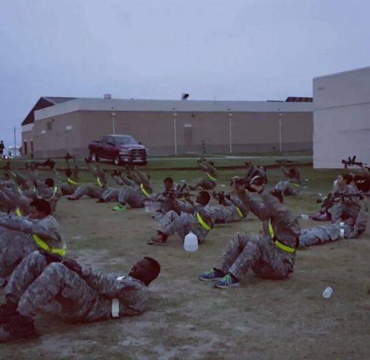 健身|美国大兵变态的肌肉训练，看完大写的服......