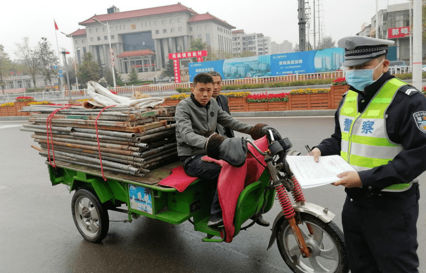 驾驶员姓名:郝洋,电动三轮车不按规定车道行驶并非法载人.