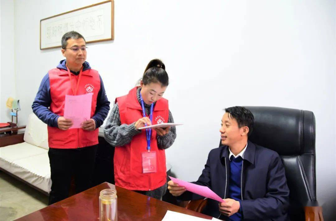县领导接受人口普查
