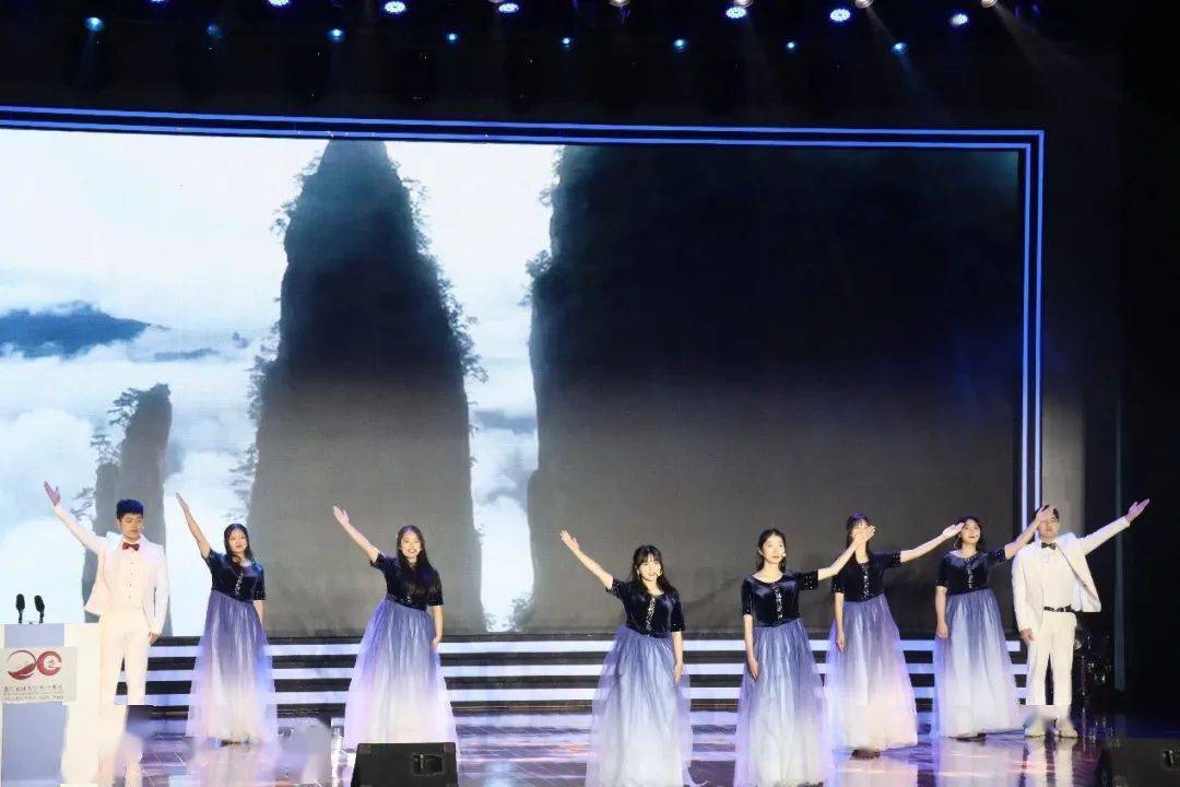 大会由中华经典诗朗诵《赞美》开场