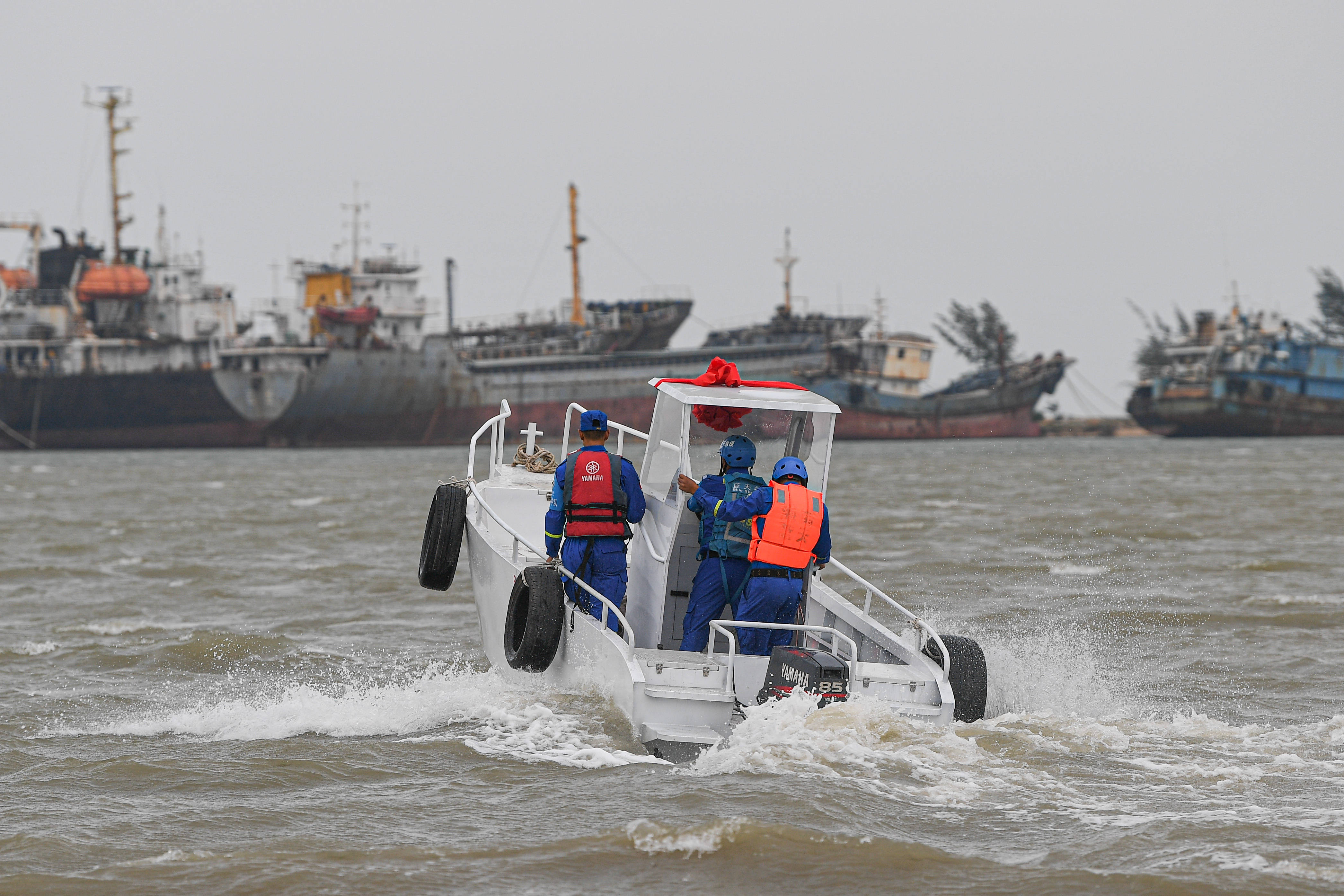 月9日,海南蓝天救援队海上搜救队的搜救艇行驶在海口南渡江入海口水域