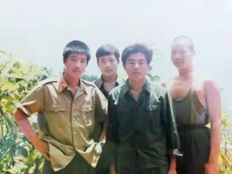 2炮连指挥班班长章立伟(左一)和二炮连指挥班的战士在阵地上