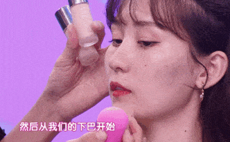 其次是一个新疆妹子,她的皮肤还是算比较白的.