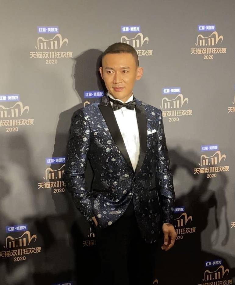 走过|怀孕6个月的吉娜从我身边走过，这身材真的惊了！