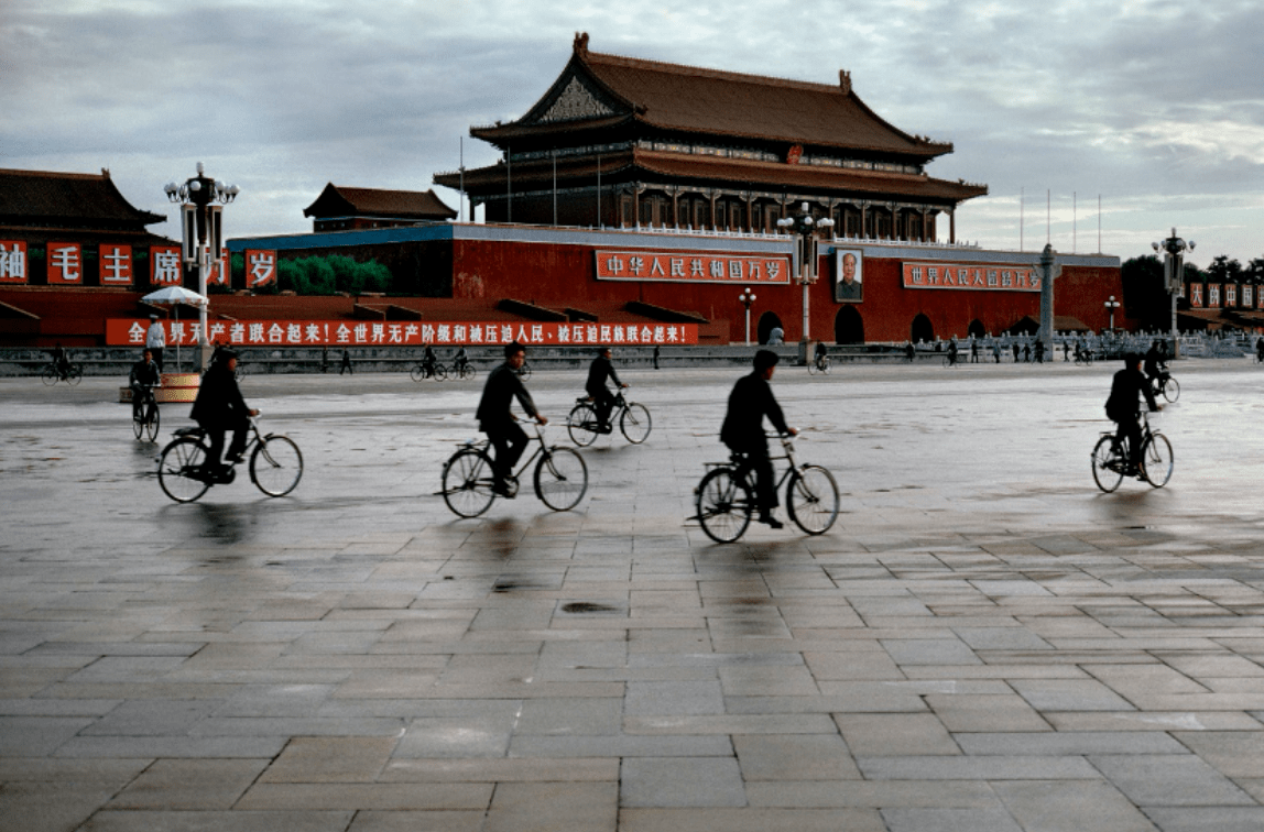 第一个采用彩色摄影报道中国的摄影师