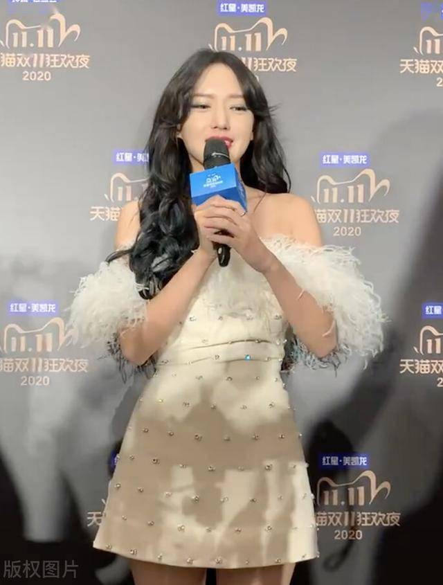 程潇穿一袭白色抹胸礼服小露香肩比v手势俏丽可爱