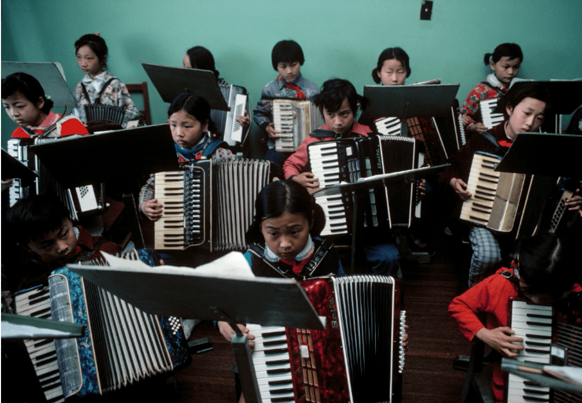 第一个采用彩色摄影报道中国的摄影师