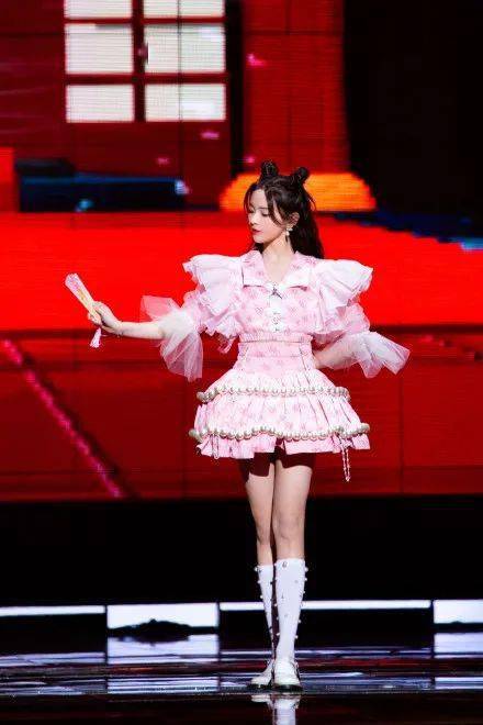 发型|杨超越的粉裙子太土气？被喷表演个寂寞的她要靠发型扳回一城！