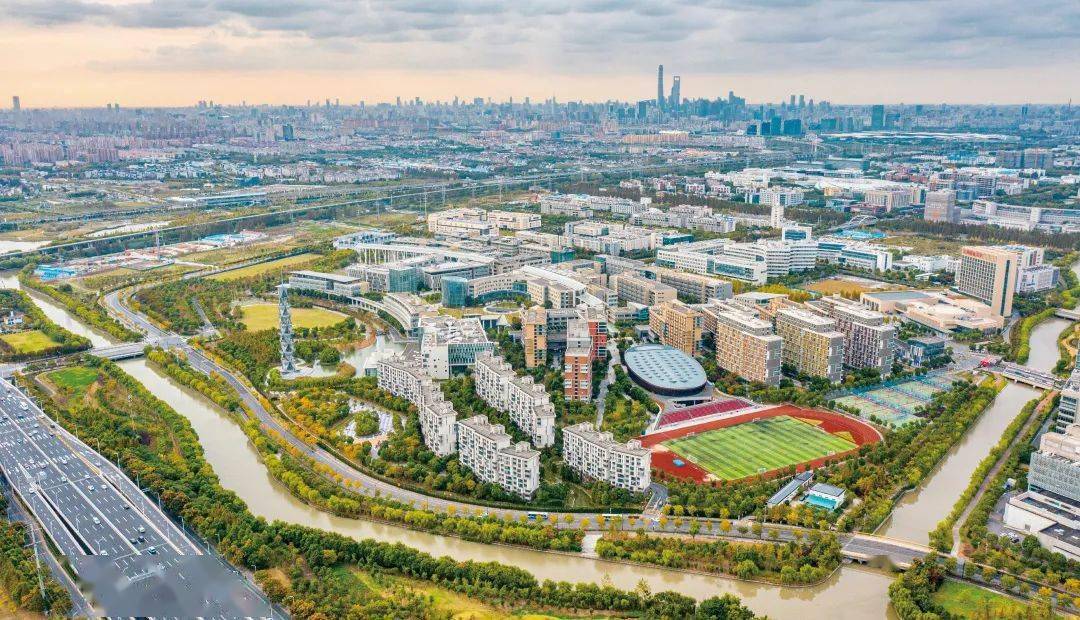 校园全景图 上海科技大学在  2013年9月30日正式建立,坐落于于华夏