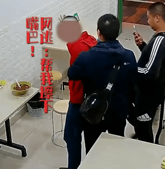 男子|民警吃牛肉面顺手抓了个逃犯 网友：汤可惜了...