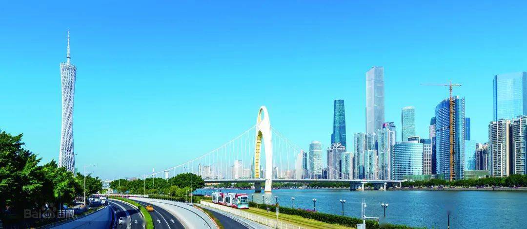 在车上领略广州海珠江边沿途的风景