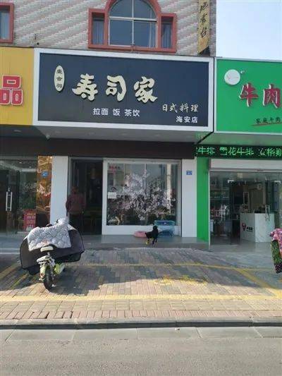 中坝南路 芷兰誉厨餐饮店常将厨余垃圾倾倒在路边,导致垃圾桶周边