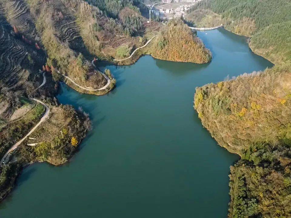 "醉美秋景"瞰山间,毕节水库宛如碧玉翡翠