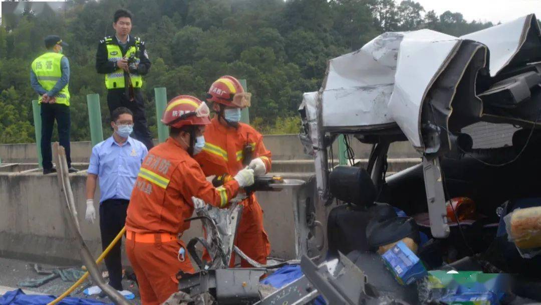 5死2伤苍硕高速梧州市藤县新庆路段一辆面包车与大货车发生追尾事故