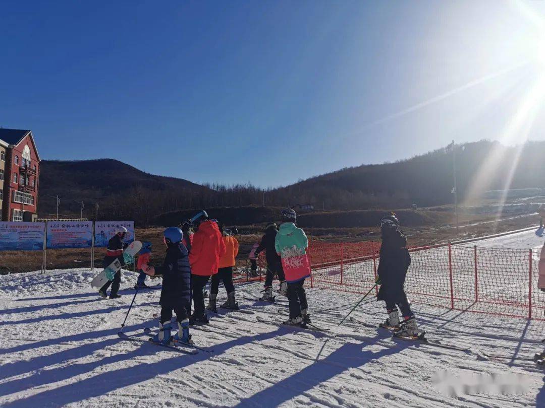 扎兰冰雪"首滑"开启 金龙山滑雪场开门迎客