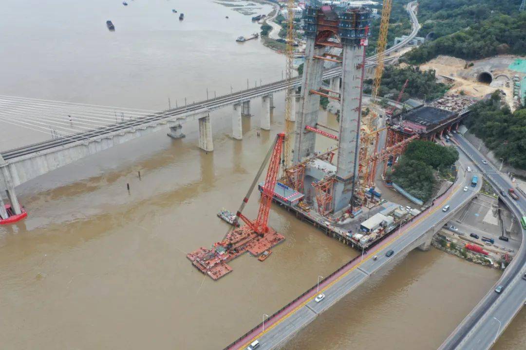 新建福厦铁路乌龙江特大桥首榀钢箱梁架设成功