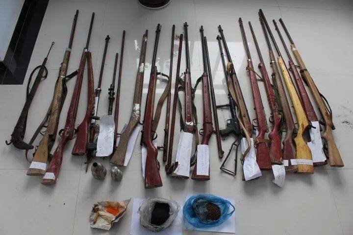 武都公安收到辖区群众主动上交的各类枪支疑似物21支