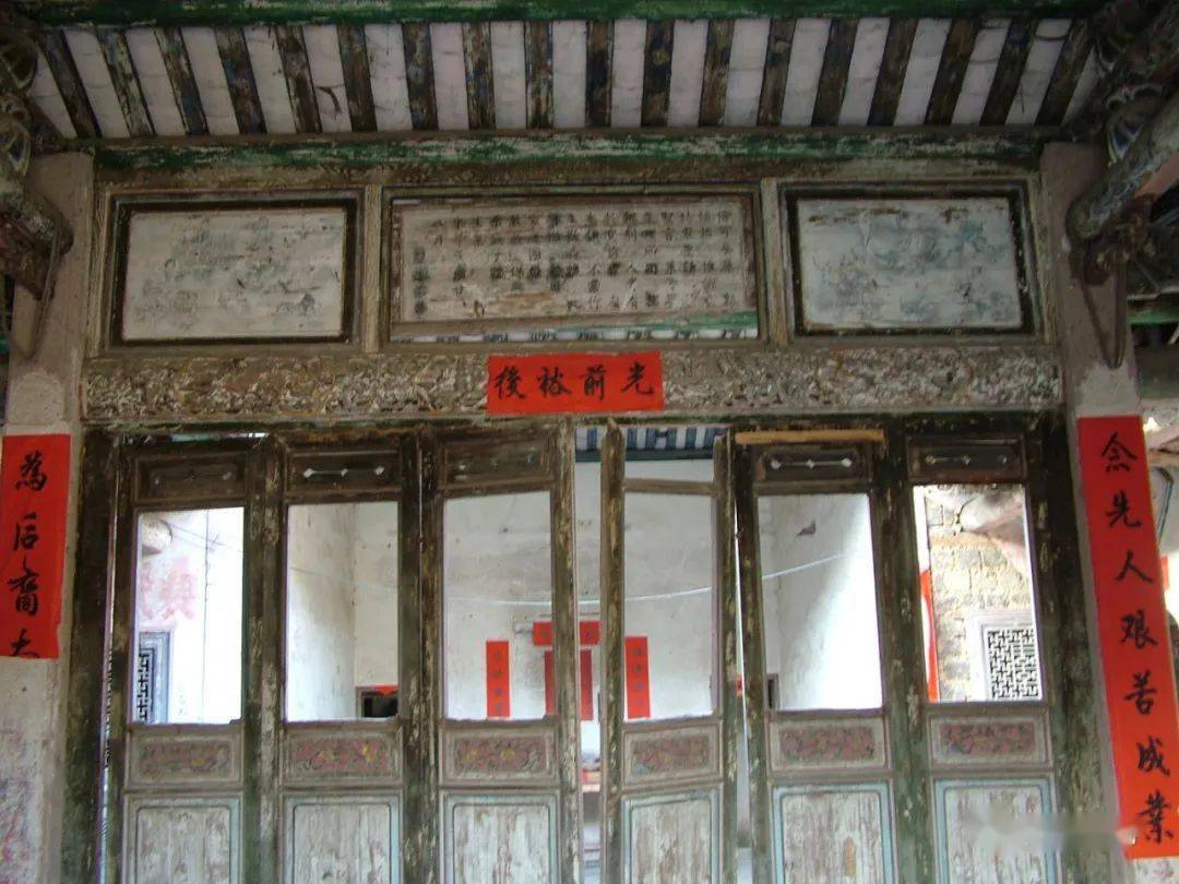 坐东北向西南,主体为三堂三横一围龙的客家围龙屋,2010年5月 被公布为