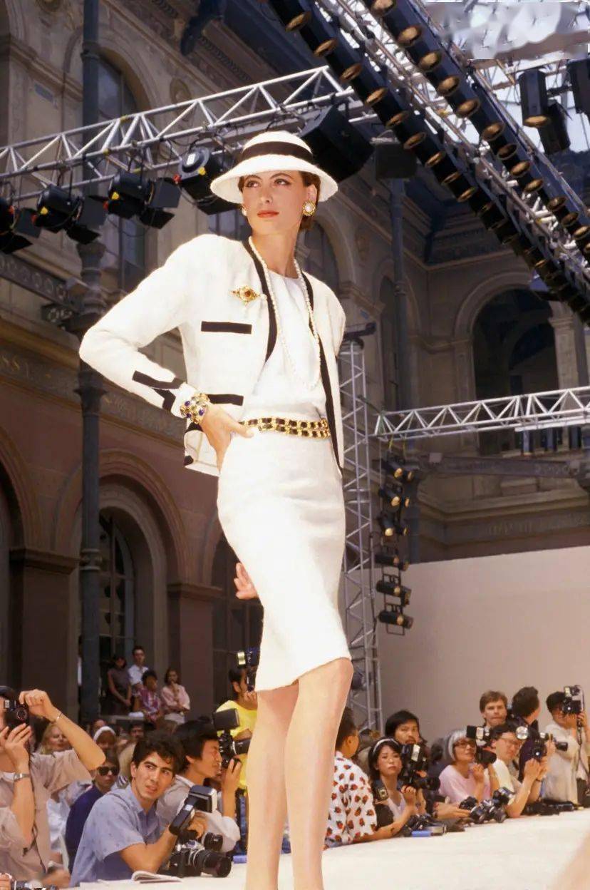 化身|卍物志┃26岁被老佛爷捧为香奈儿化身，如今63岁依然是法式优雅的代名词