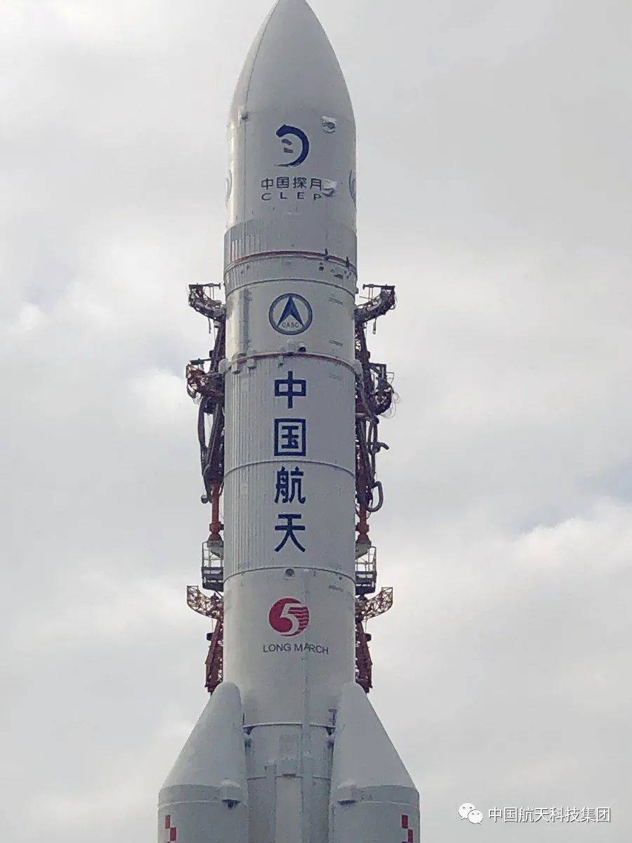长征五号遥五运载火箭垂直转运至发射区,11月下旬择机