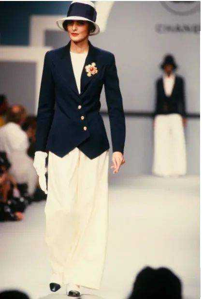 化身|卍物志┃26岁被老佛爷捧为香奈儿化身，如今63岁依然是法式优雅的代名词