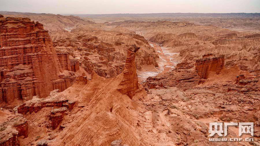 新疆拜城县境内最新发现一条多彩的大峡谷
