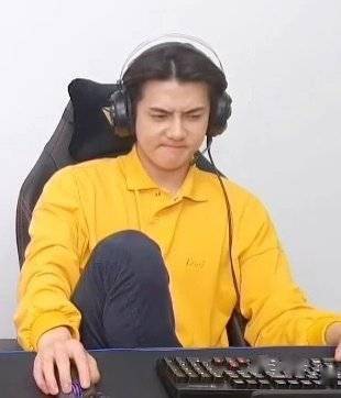 报告！这里有一只努力装作凶巴巴的小勋喵！