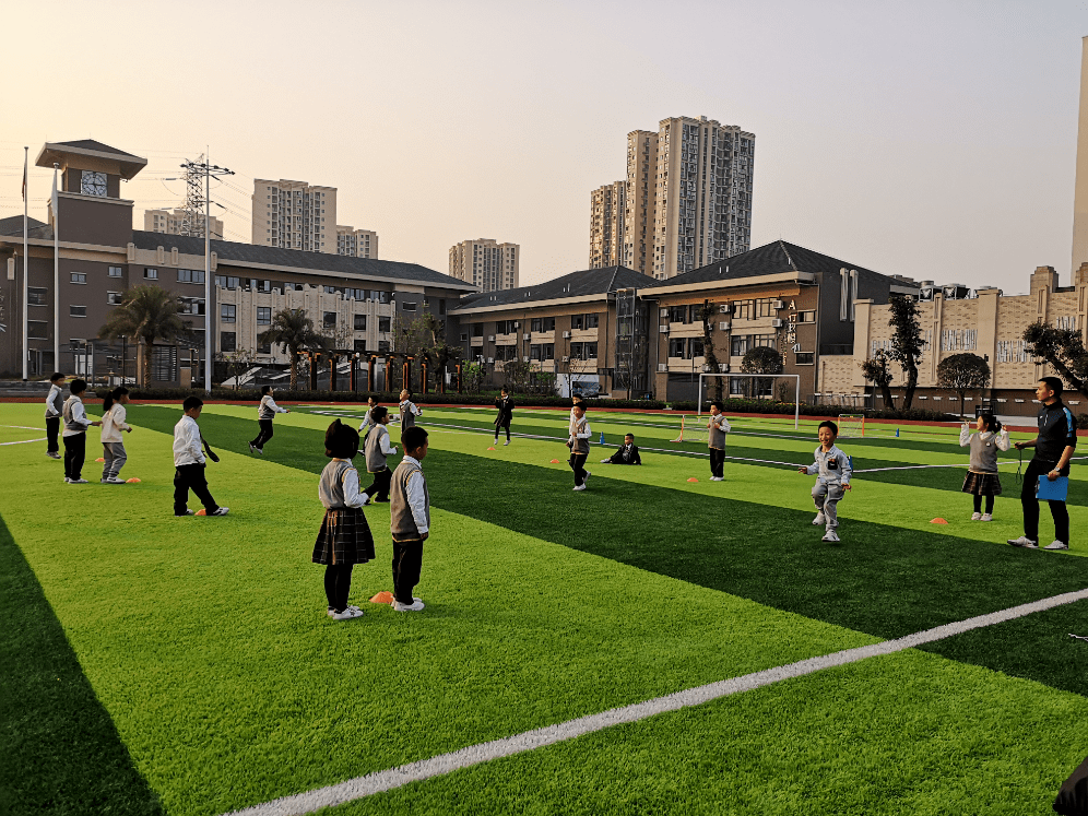 促进我区校园足球的普及和推广,重庆市九龙坡区足球协会与区华梁学校