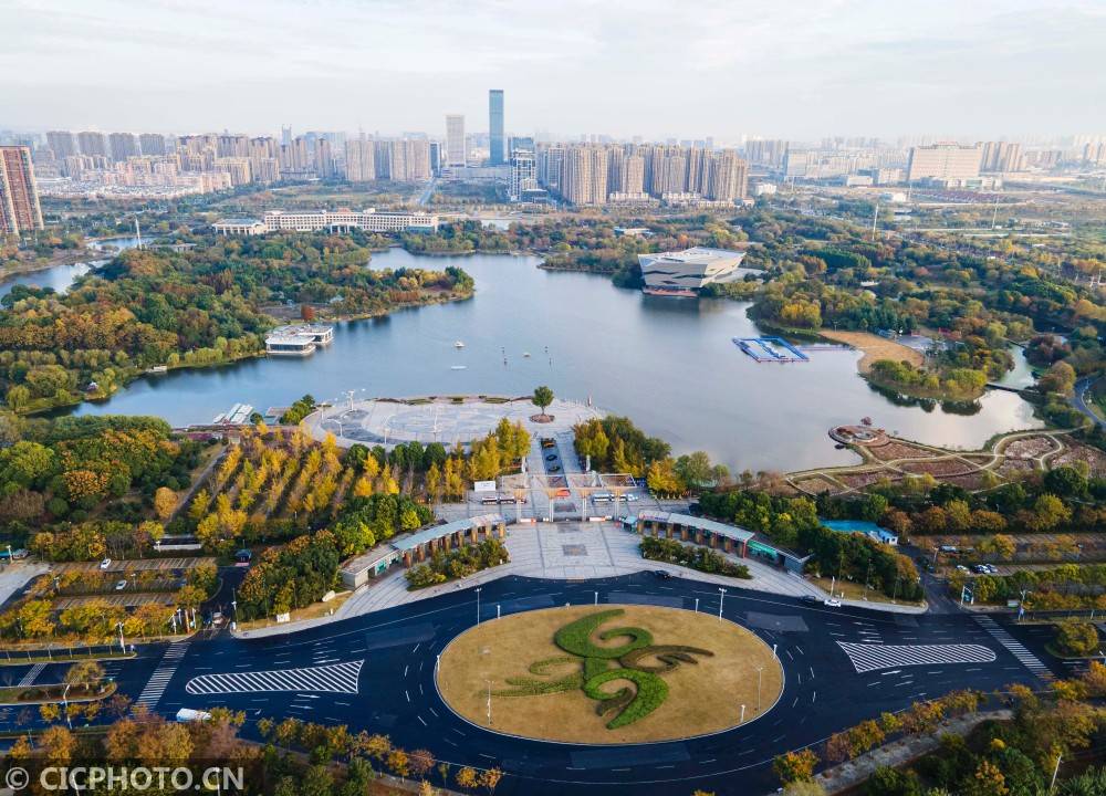 这是2020年11月18日拍摄的江苏省泰州市天德湖公园景色(无人机拍摄)