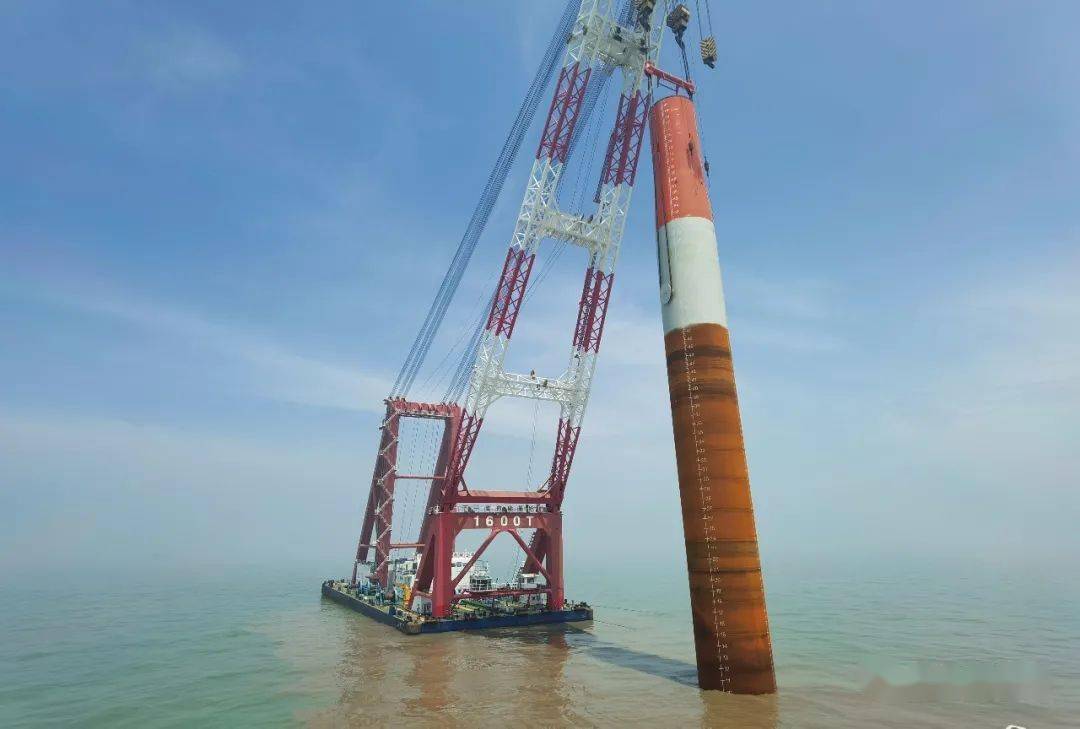 华能嘉兴2号海上风电场项目11根单桩沉桩顺利完成_基础