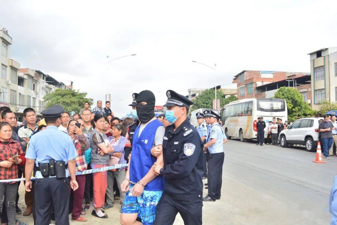 进行现场指认在横县云表街某信息部,云表某水塘这帮涉黑团伙的"黑帮"