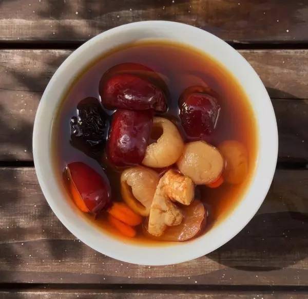 做法:将山楂肉,桂枝装入瓦煲内,加清水2碗,用文火煎至1碗时,加入红糖