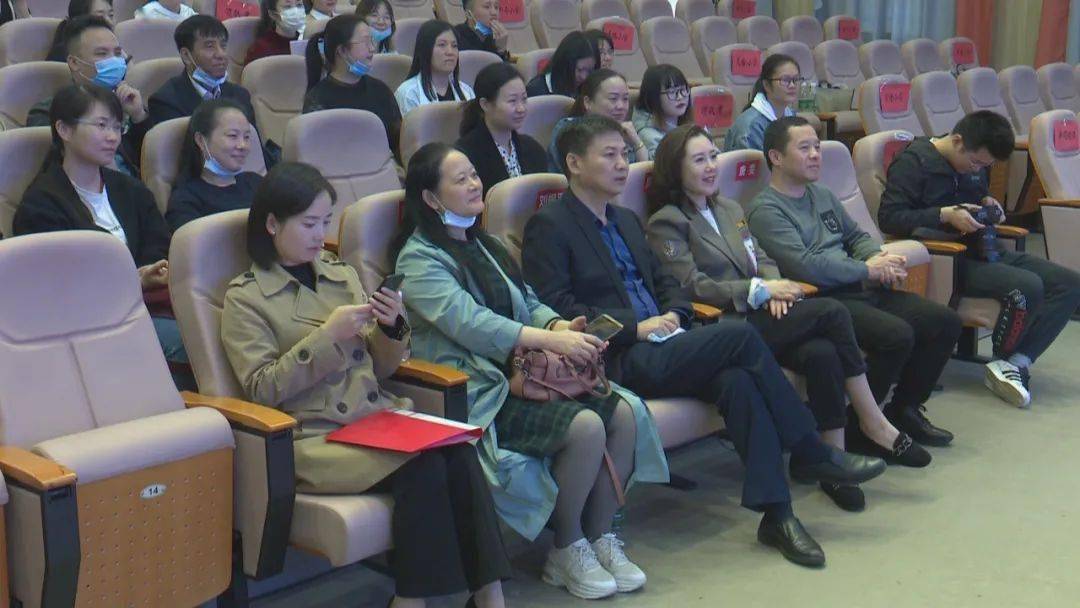 比划猜的四字成语_你比划我来猜搞笑成语