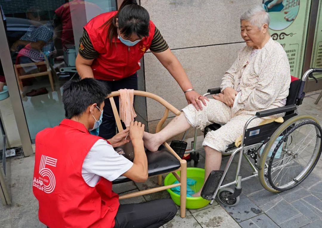 贫困人口中 老年人 患病者 残疾人的比例(2)