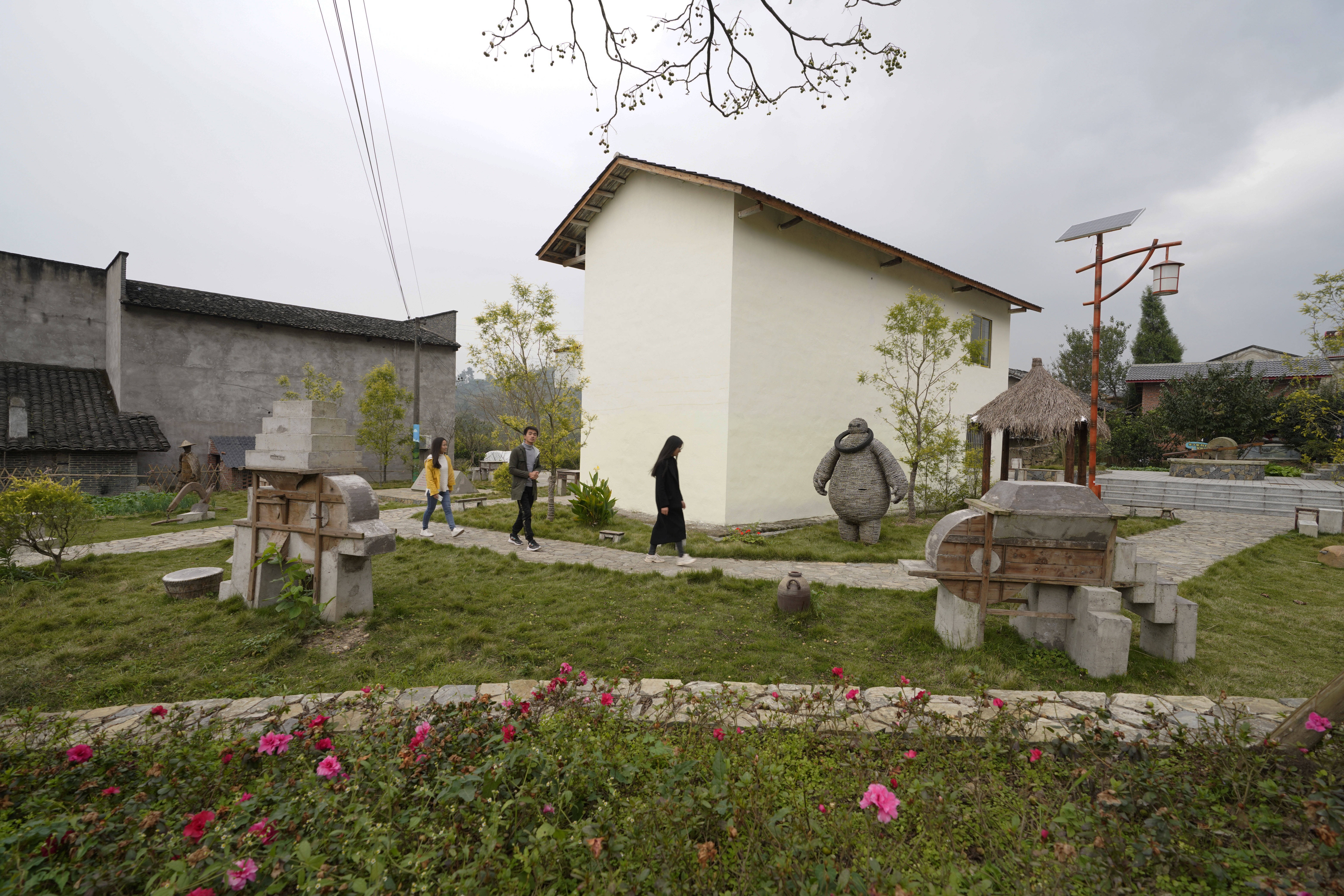 重庆市北碚区柳荫镇东升村在美丽乡村建设中,联合四川美术学院参与村