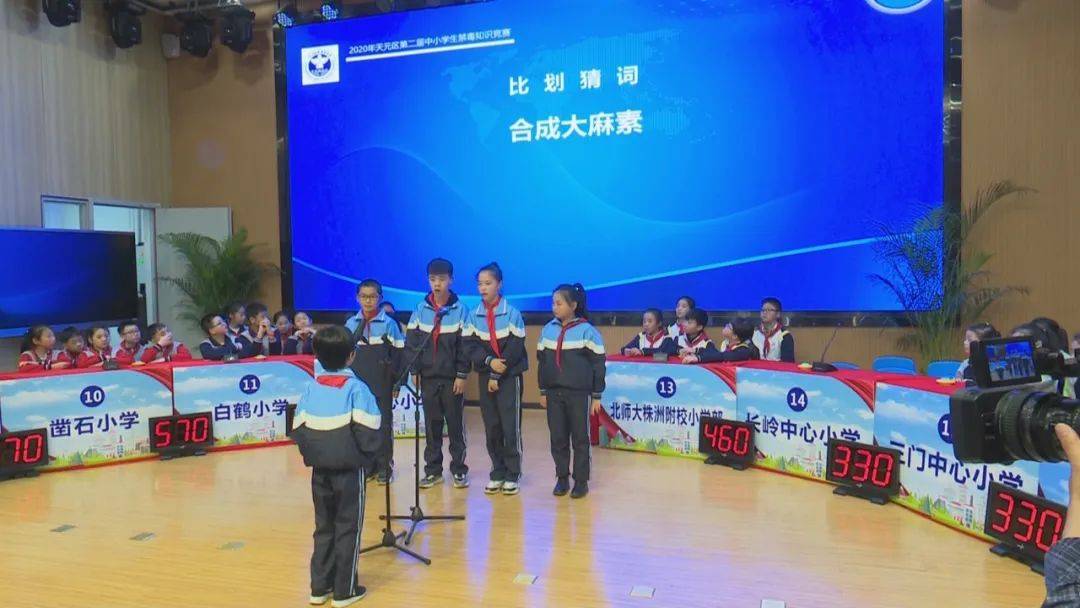 比划猜的四字成语_你比划我来猜搞笑成语(2)