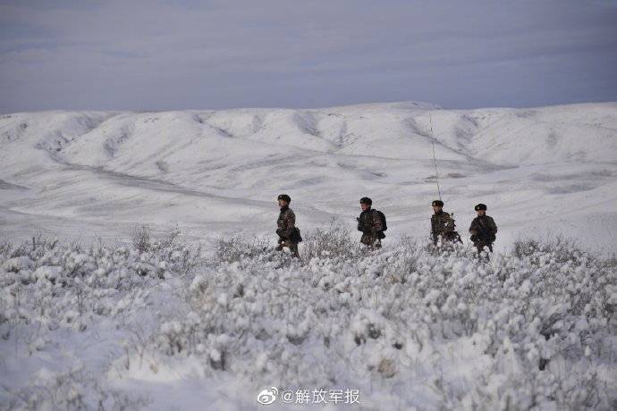 边防战士踏雪巡逻02他们是风雪中最美的风景