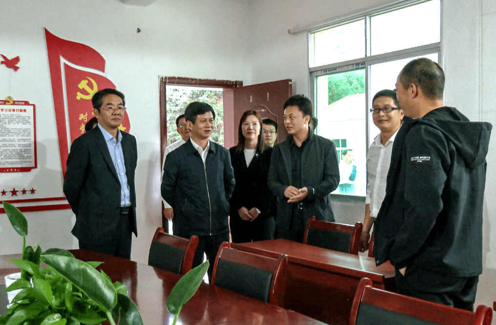 余正琨在我县宣讲党的十九届五中全会精神,并调研脱贫攻坚工作