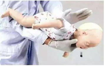 孩子|智商倒退成1岁，那些喂养孩子导致的悲剧……?心痛！3岁宝宝被如此哄逗后