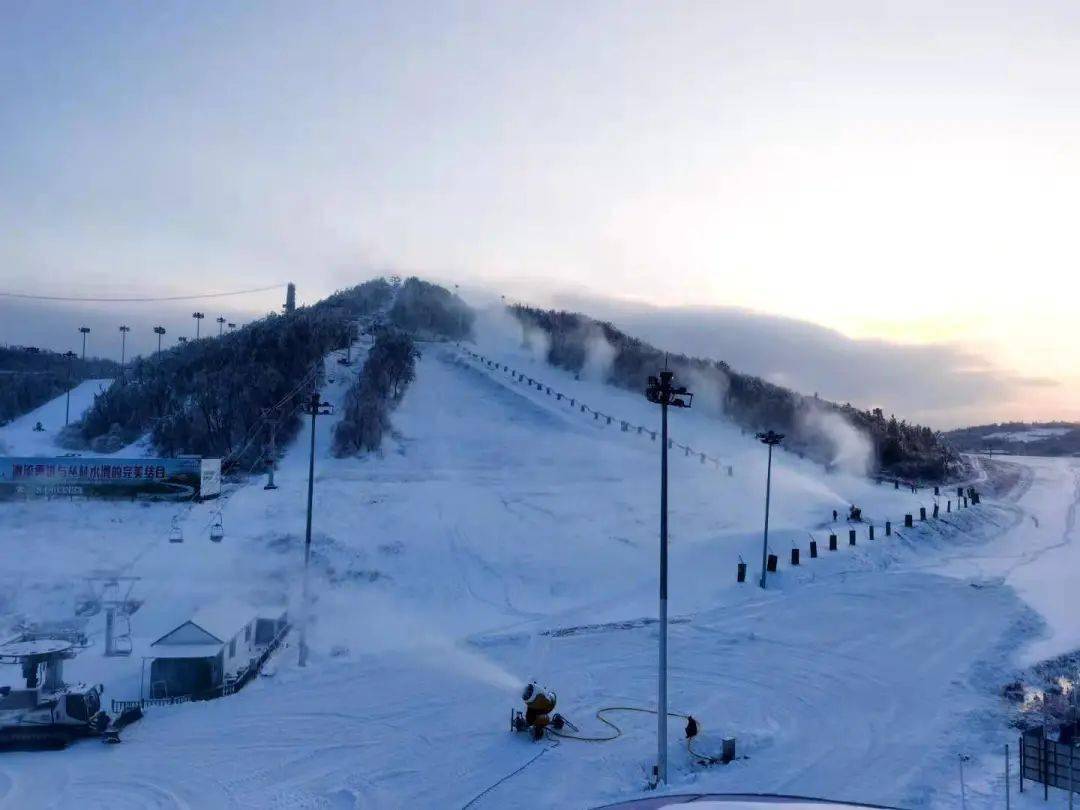 庙香山滑雪场:为保证雪质,弥补冰雨对雪造成的影响,庙香山滑雪场今日