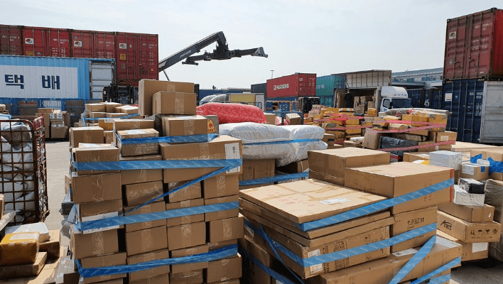 资料图片:进口货物堆集在关税厅仁川本部内仓库.
