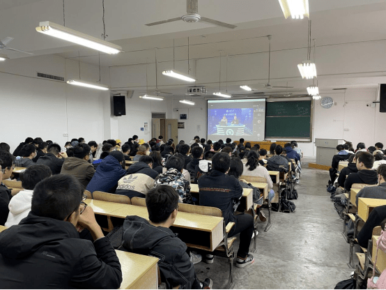 主任余杨铭老师主持,学院党委副书记谢晓庆老师,学院团委书记何哲老师