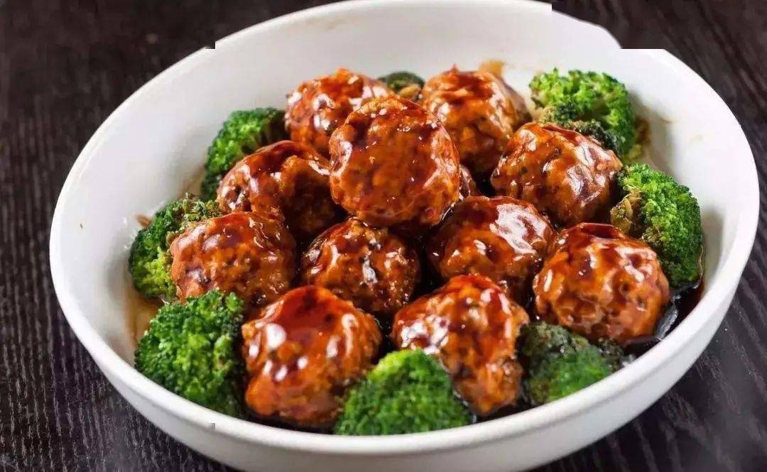 鲜肉小馄饨下午点心:荞麦软饭萝卜丝鸡蛋汤韭菜莴苣丝红烧牛肉丸午餐