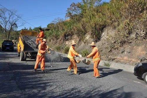 预计12月10日前完工,安砂公路采用沥青贯入式修补路面