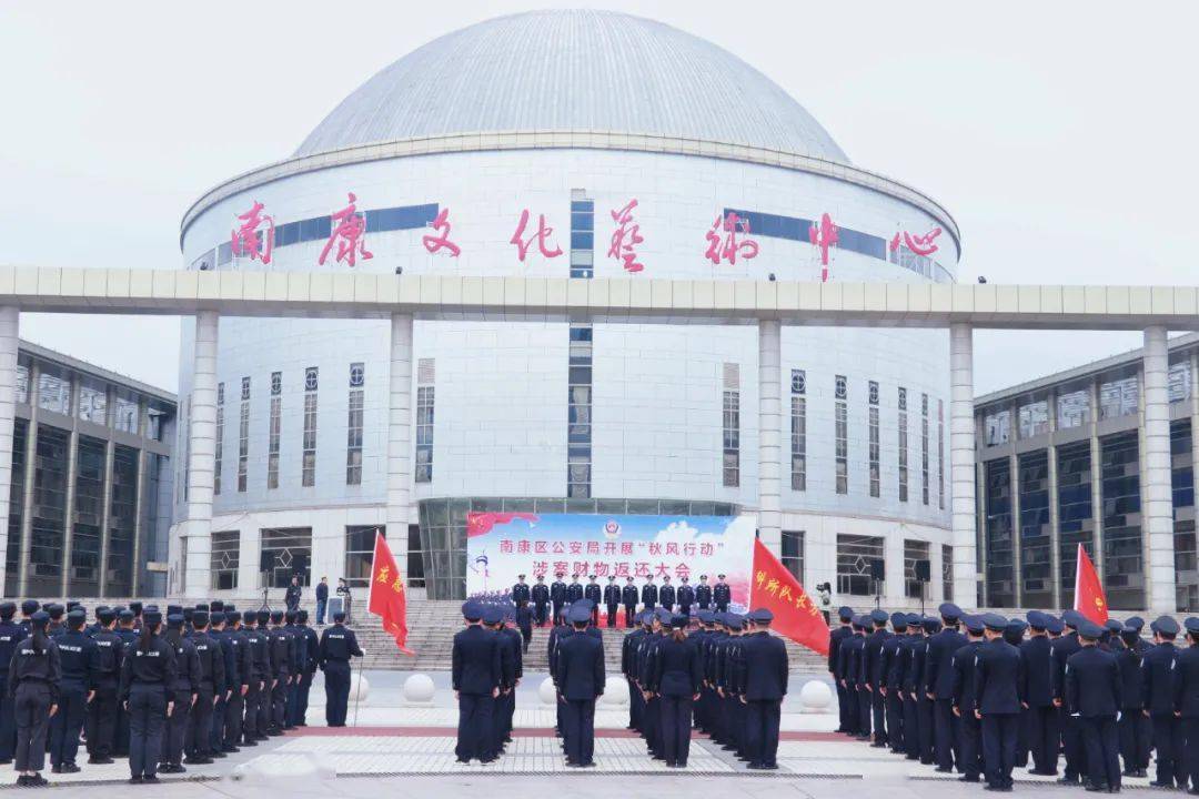 南康区文化艺术中心广场上在这气温骤降的秋冬之际11月24日(昨天)上午